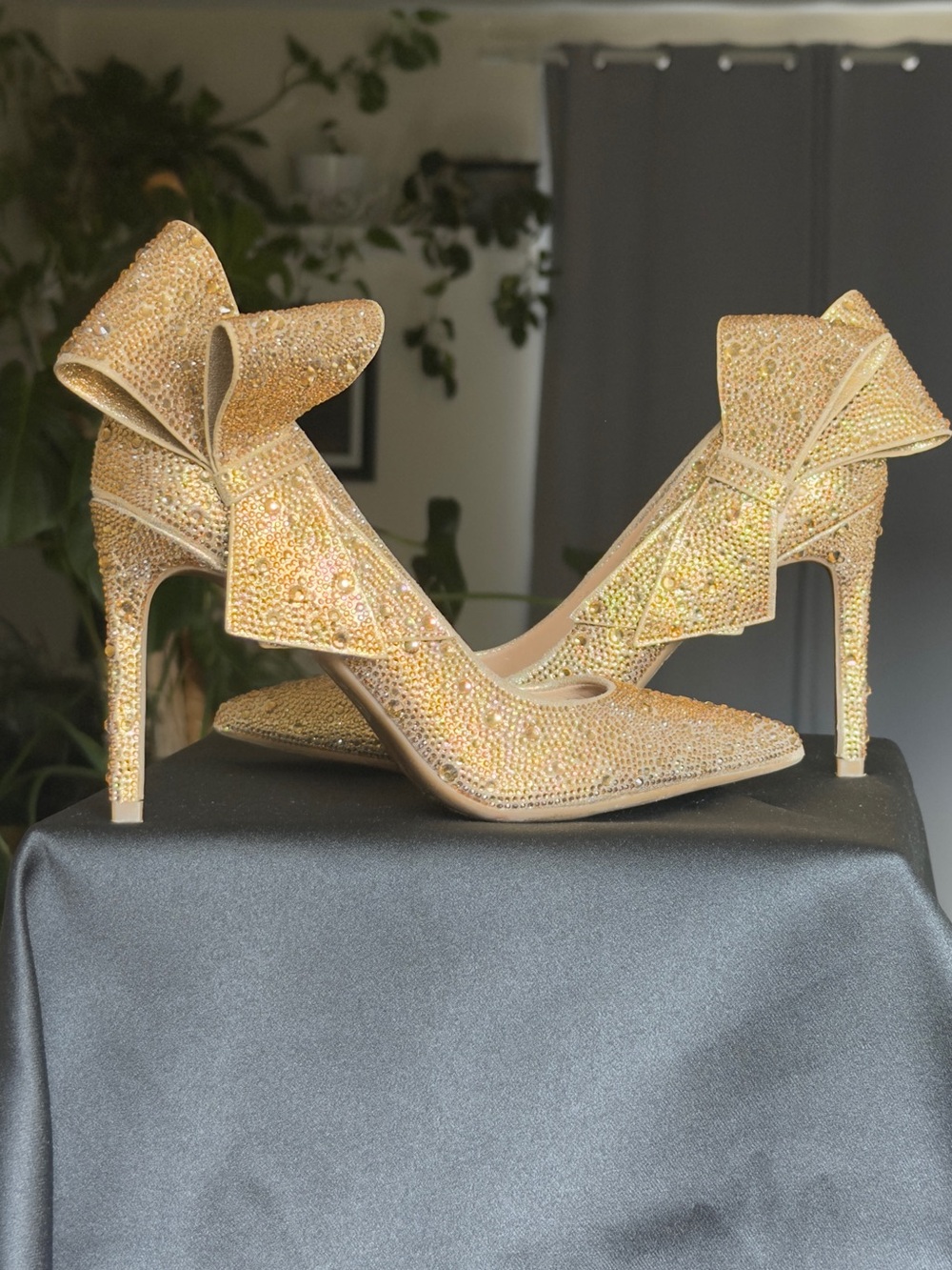 INC International Concepts Bow Pumps Gold Bling Rhinestone Heels 7M